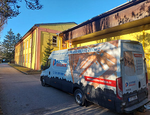 Zateplení stropu budovy základní školy pomocí foukané izolace